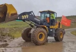 高唐铲车爆料最新消息,事故现场细节曝光，安全警示引关注